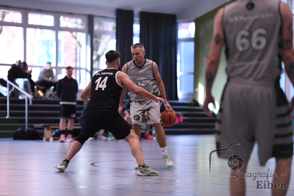 TuS Petersfehn-VfL Edewecht | Basketball Regionalliga; TuS Petersfehn (grau)-VfL Edewecht (schwarz) am 30.11.2025 in Petersfehn (Sporthalle Petersfehn), Photo: Philip Eiben 2025 - Realisiert mit Pictrs.com