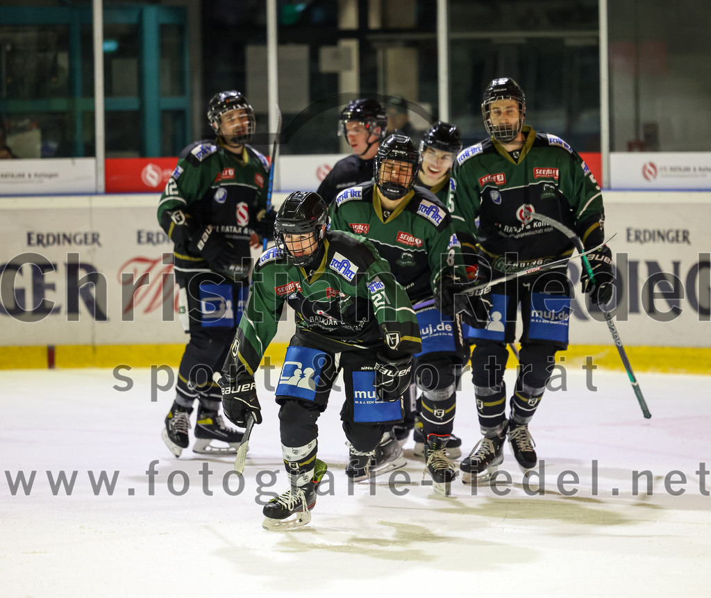 2022-12-09_145_TSV_Erding_gegen_EHC_Waldkraiburg | Erding, Deutschland, 09.12.2022:
Eishockey, Bayernliga 2022 / 2023, 19. Spieltag, TSV Erding gegen EHC Waldkraiburg, Endergebnis: 9:2

Erik Modlmayr (Erding Gladiators, #21), Daniel Krzizok (Erding Gladiators, #18), Florian Zimmermann (Erding Gladiators, #5)

Foto: Christian Riedel / fotografie-riedel.net