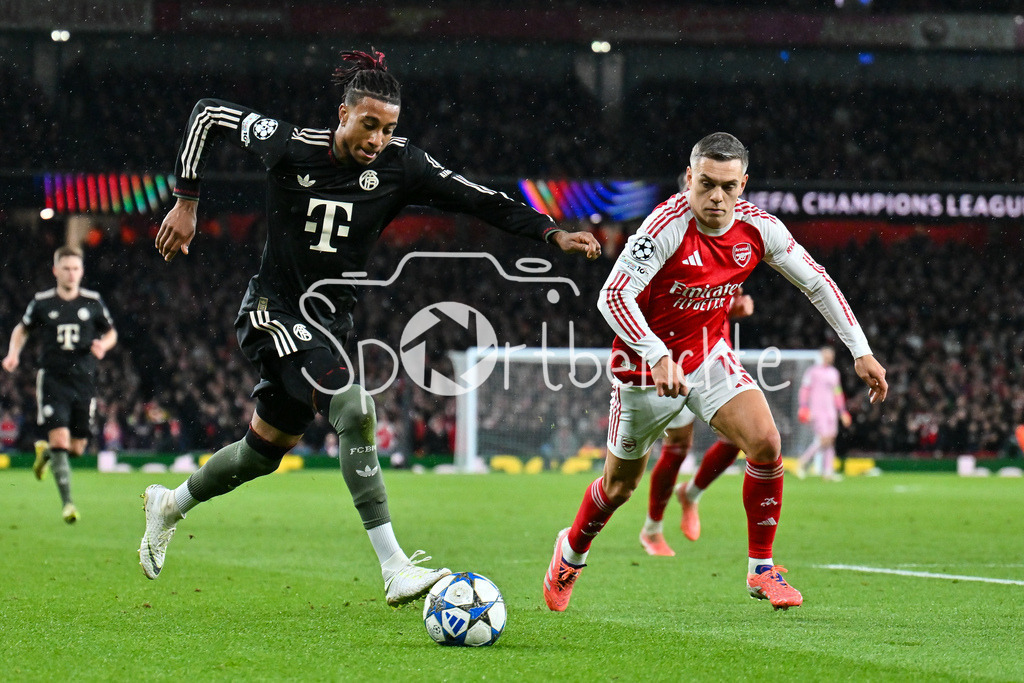 Arsenal FC - FC Bayern München | LONDON, ENGLAND - 26. NOVEMBER: im Duell Michael OLISE (FC Bayern Munich 17) und Leandro TROSSARD (Arsenal FC 19) beim Ligaspiel zwischen Arsenal London und dem FC Bayern München am 5. Spieltag der UEFA Champions League im Emirates Stadium am 26.11.2025