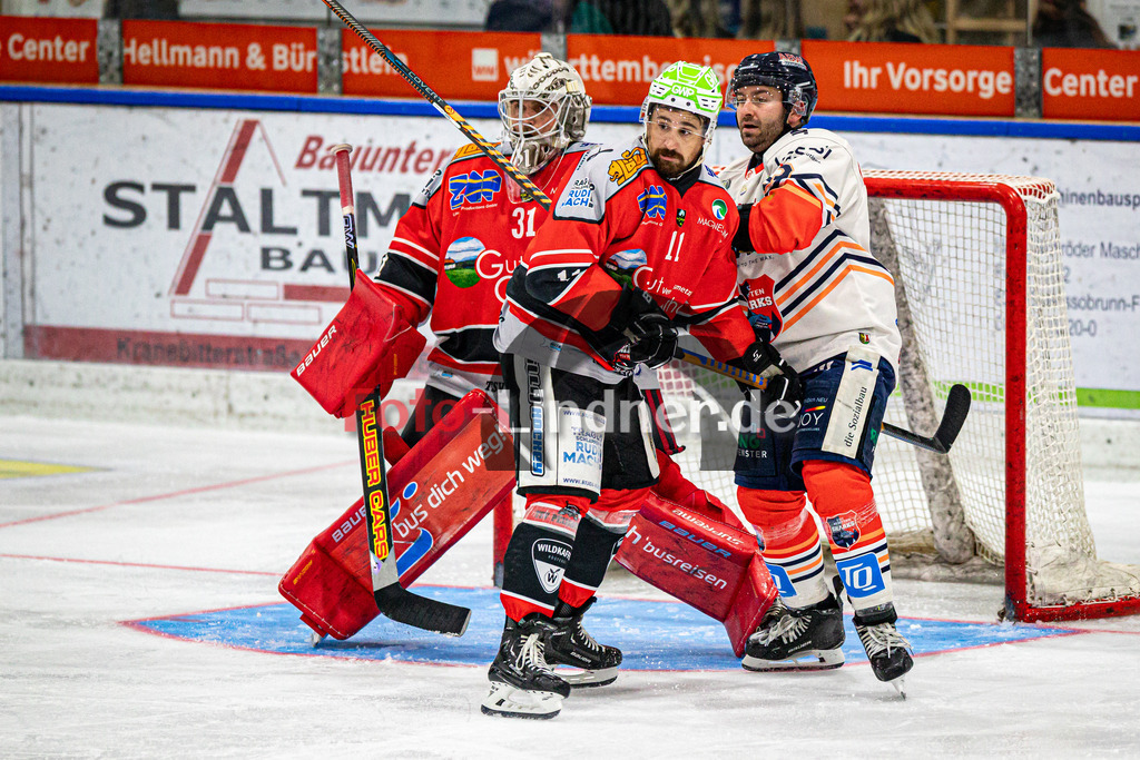 TSV Peißenberg MINERS vs ESC Kempten SHARKS | Eishockey Bayernliga Herren Vorrunde 2024/2025, TSV Peißenberg MINERS vs ESC Kempten SHARKS, 20241018,Gedrängel vor dem Tor,2024-10-18 in Peißenberg (Eisstadion)Korbinian SERTL (MINERS Goali 31), Florian SIMON (MINERS 11), Timo SCHIRRMACHER (SHARKS 3)Copyright: WolfgangxLindner foto-lindner.de