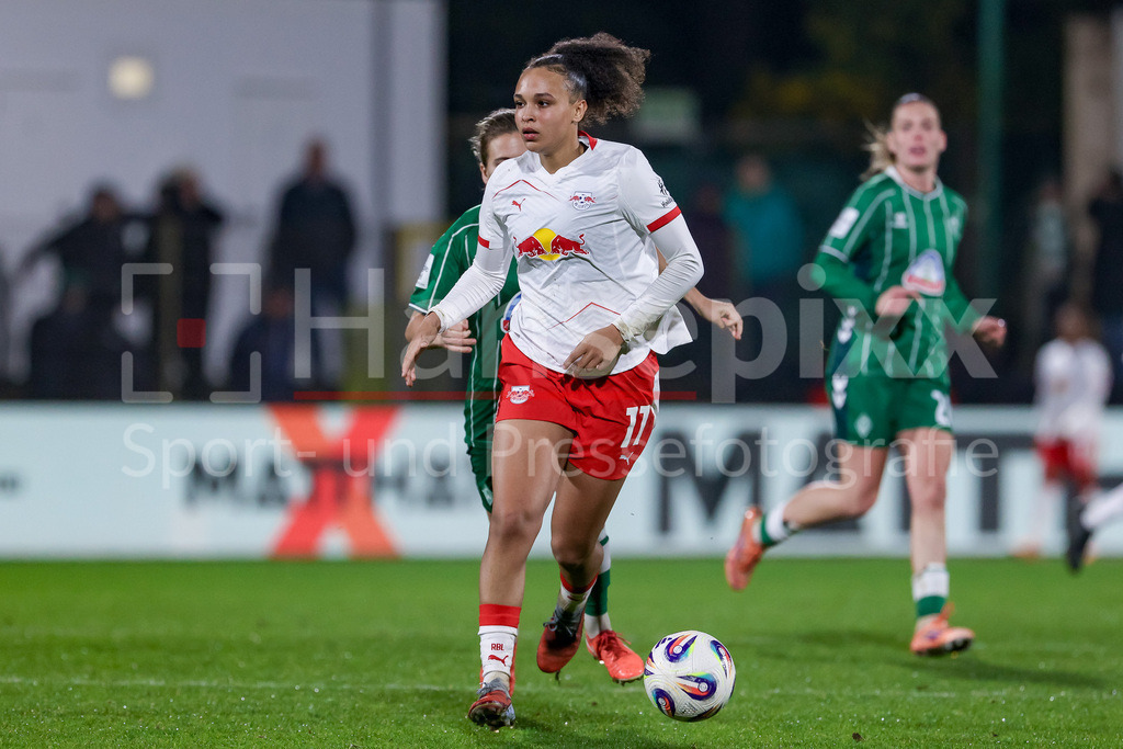 Fussball, Google Pixel Frauen-Bundesliga, SV Werder Bremen - RB Leipzig | Lisa Baum (RB Leipzig, 11) am Ball, Einzelbild, Ganzkörper, Aktion, Action, Spielszene, DIE DFB-RICHTLINIEN UNTERSAGEN JEGLICHE NUTZUNG VON FOTOS ALS SEQUENZBILDER UND/ODER VIDEOÄHNLICHE FOTOSTRECKEN. DFB REGULATIONS PROHIBIT ANY USE OF PHOTOGRAPHS AS IMAGE SEQUENCES AND/OR QUASI-VIDEO.
