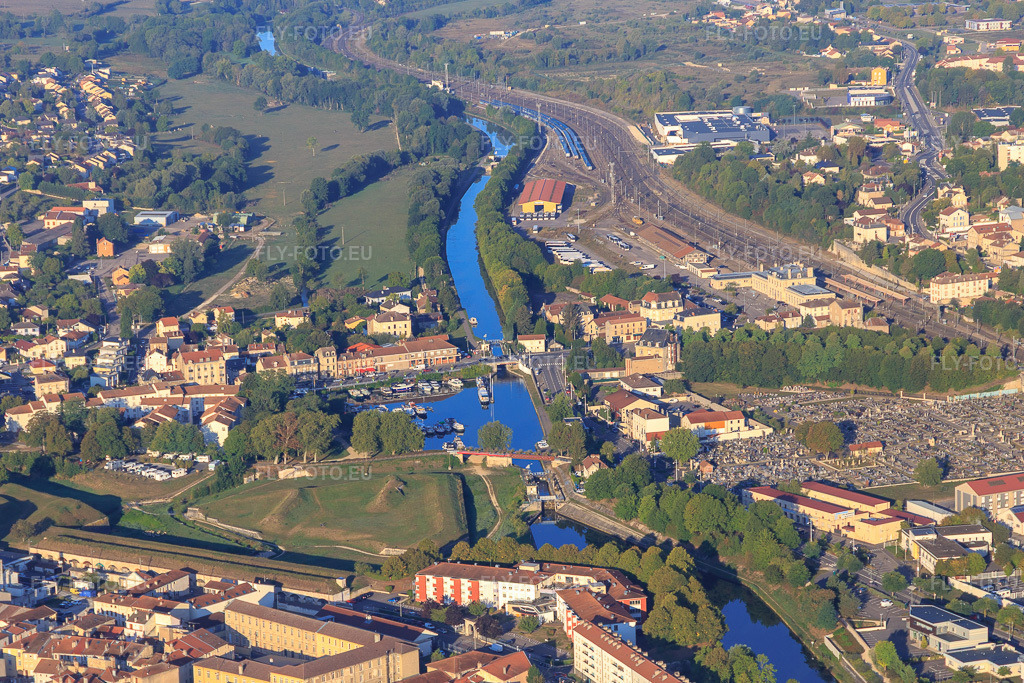 Vue aérienne: Port de Toul et Demi-lune 47 sur le Canal de la Marne au Rhin à le quartier Pre Saint-Mansuy Sous La Vacheri in Toul dans le département Meurthe et Moselle, France – .Photo: IMG_118112.jpg prise le 15/09/2019 par Werner Riehm/FLY-FOTO.eu – Résolution de l'original: 5226 x 3484 px – www.toul.fr