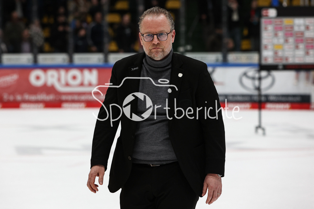 Löwen Frankfurt - Augsburger Panther | ein enttaeuschter Christof KREUTZER in Aktion nach der Niederlage in Frankfurt / Einzelfoto / Freisteller
