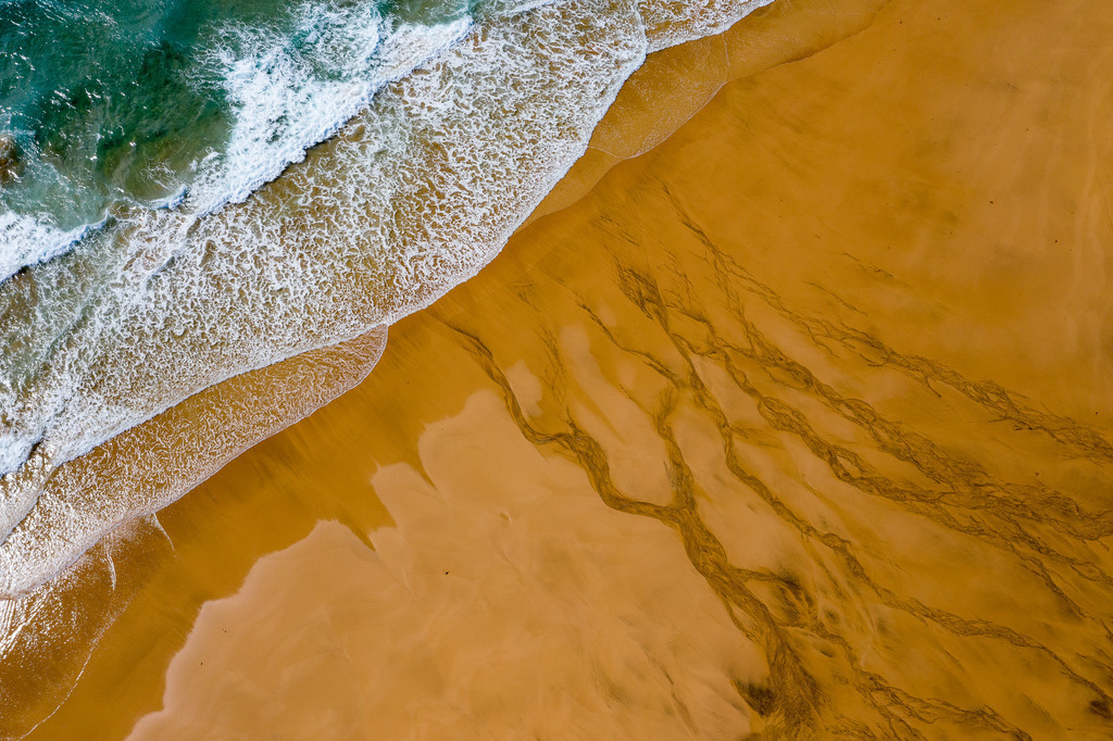 island-2020-275 | Rauðisandur - ein kilometerlanger Strand aus Muschelsand in den Westfjorden (Vestfirðir) von Island. Je nach Witterung und Sonnenintensität schimmert der Sand grau, braun, rot, gelb oder orange. - Realisiert mit Pictrs.com