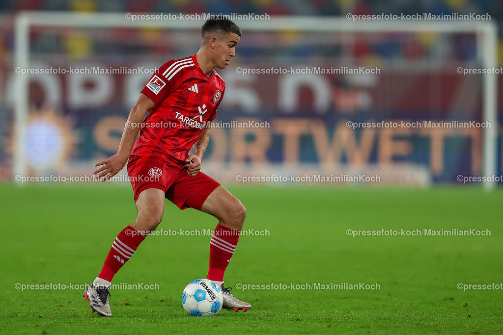 Due0911240109602167 | 09.11.2024, Fußball, Fortuna Düsseldorf - SC Paderborn 07, 2. Bundesliga, Merkur Spiel-Arena, Saison 2024 2025: Giovanni Haag (Fortuna Düsseldorf #6) DFB regulations prohibit any use of photographs as image sequences and or quasi-video.
