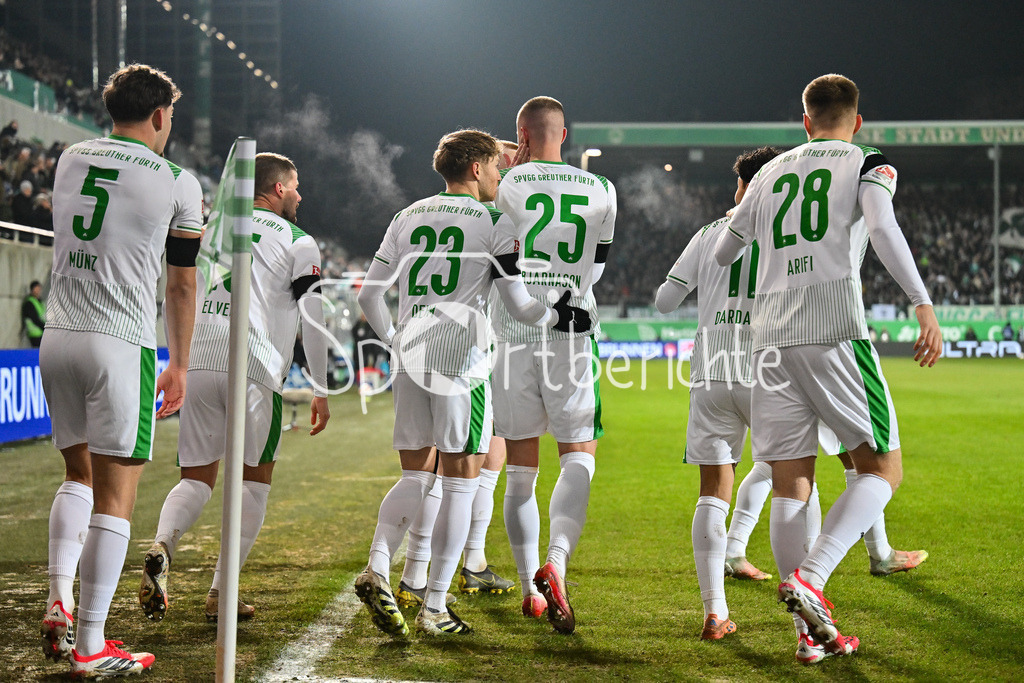 SpVgg Greuther Fürth - 1. FC Magdeburg | FUERTH, GERMANY - 06. FEBRUARY: Jubel der Fürther nach dem Treffer zum 1-0 durch Brynjar Ingo BJARNASON (SpVgg Greuther Fürth 25) / Tor / Torschuetze / Freude / Happy während dem Match zwischen der SpVgg Greuther Fürth und dem 1. FC Magdeburg am 21. Spieltag der 2. Bundesliga im Sportpark Ronhof Thomas Sommer