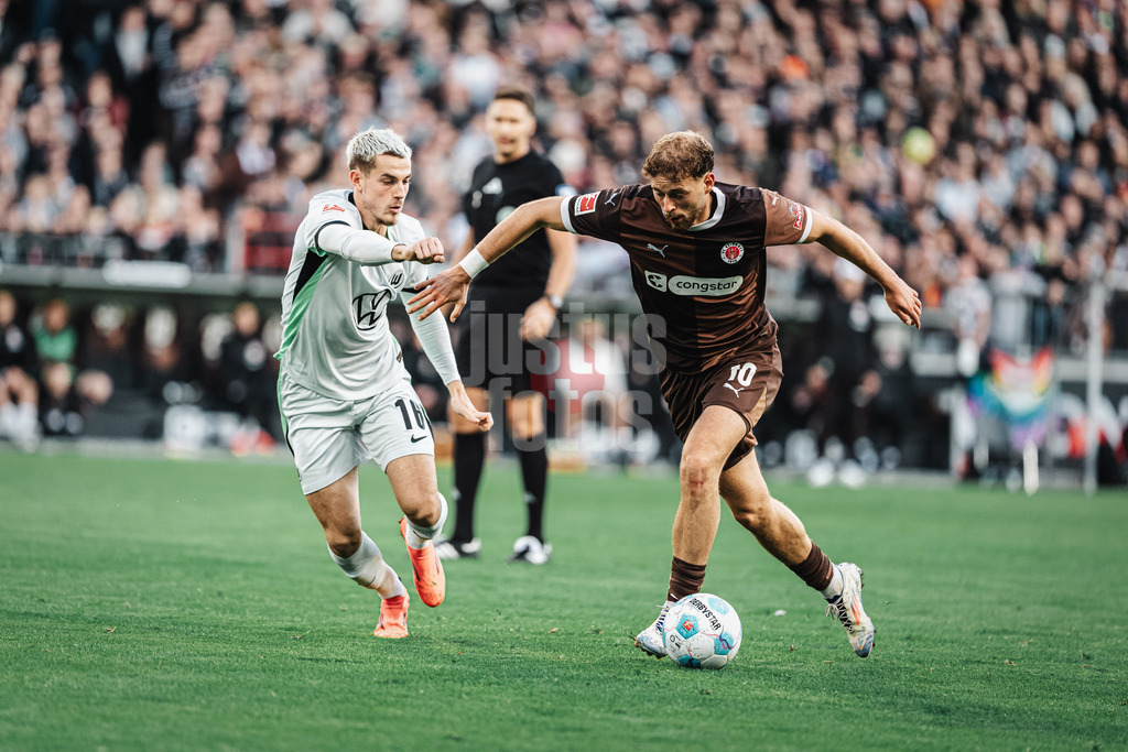 Fußball | Männer | Saison 2024/2025  | Fußball-Bundesliga | 8. Spieltag | FC St. Pauli vs. VfL Wolfsburg | 26.10.2024 | v.l. Jakub Kaminski (#16, VfL Wolfsburg) und Carlo Boukhalfa (#16, FC St. Pauli)