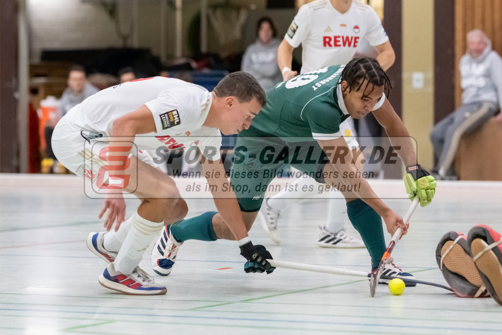 SFE_20240113_0011 | Mülheim, Deutschland, 13.01.2024: William Sanda (Uhlenhorst Mülheim) in Aktion waehrend des Spiels der Halle 1. Bundesliga Herren zwischen Uhlenhorst Mülheim vs Rot-Weiss Köln im Sporthalle Lehnerstr. (HTCU) am 13.01.2024 in Mülheim, Deutschland. (Foto von Stephan Fehrmann)

Mülheim, Germany, 13.01.2024: William Sanda (Uhlenhorst Mülheim) in action during the game of Halle 1. Bundesliga Herren between Uhlenhorst Mülheim vs Rot-Weiss Köln in Sporthalle Lehnerstr. (HTCU) at 13.01.2024 in Mülheim, Deutschland. (Foto von Stephan Fehrmann)