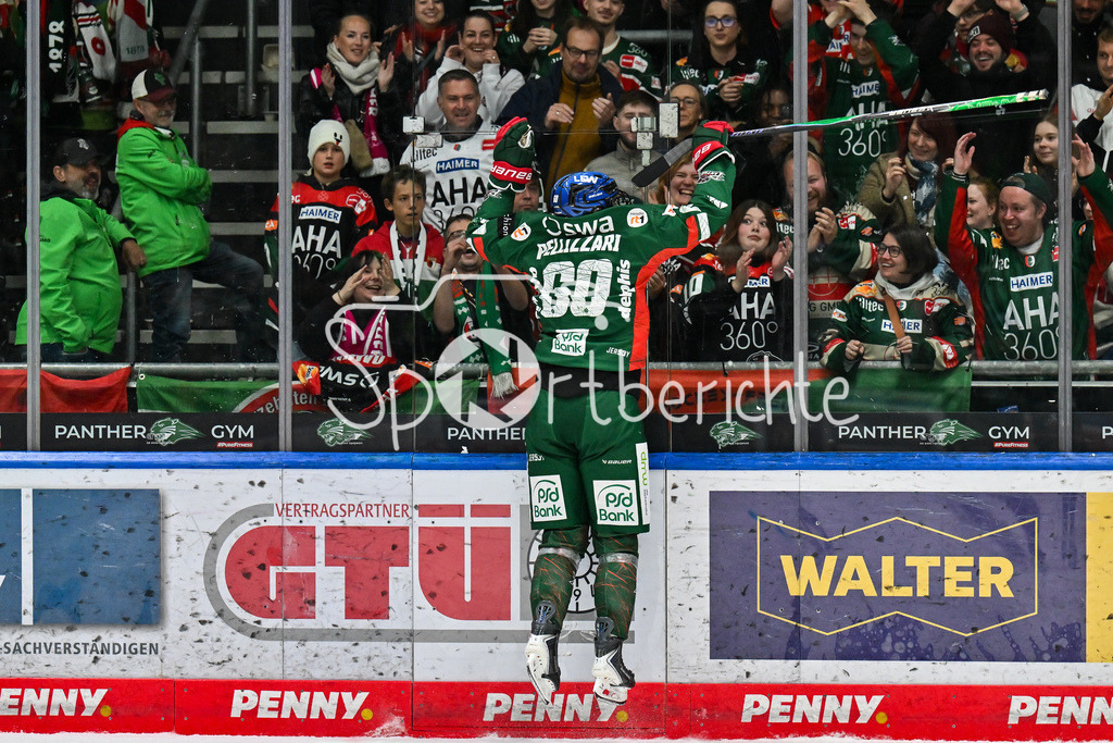 Augsburger Panther - Löwen Frankfurt | Die Speiler der Augsburger Panther feiern zusammen mit den Fans den Heimsieg gegen Frankfurt - Liron PELLIZZARI (Augsburger Panther 60) - beim match zwischen den Augsburger Panthern und den Löwen Frankfurt am 8. Spieltag der Penny DEL im Curt Frenzel Stadion am 19.10.2025