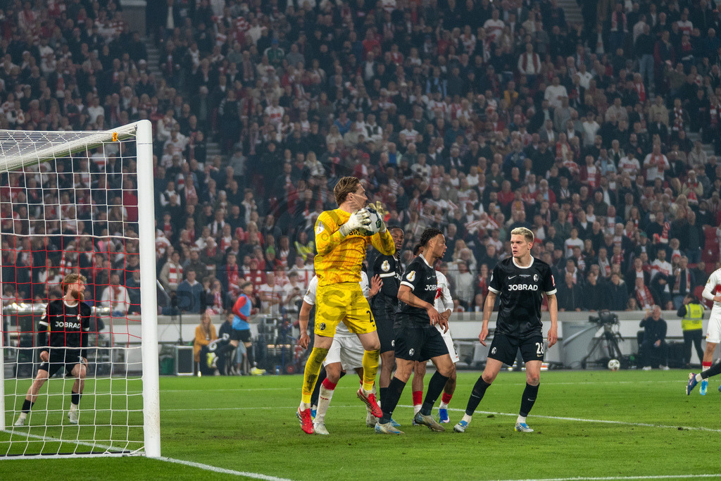 VfB Stuttgart vs. SC Freiburg, Fussball, DFB-Pokal, Halbfinale, 23.04.2026 | Florian Mueller (SC Freiburg, #21) faengt ein Ball ab,VfB Stuttgart vs. SC Freiburg, Fussball, DFB-Pokal, Halbfinale, 23.04.2026DFB regulations prohibit any use of photographs as image sequences and/or quasi-video