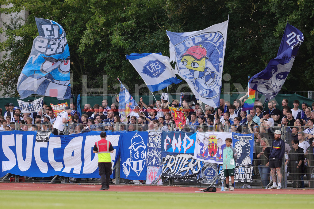 Fussball, Regionalliga Nord, SV Werder Bremen II - VfB Oldenburg | Die Fans des VfB Oldenburg schwenken Fahnen im Gästeblock, Fanblock, Flaggen, Fußballfans, Fahnenmeer