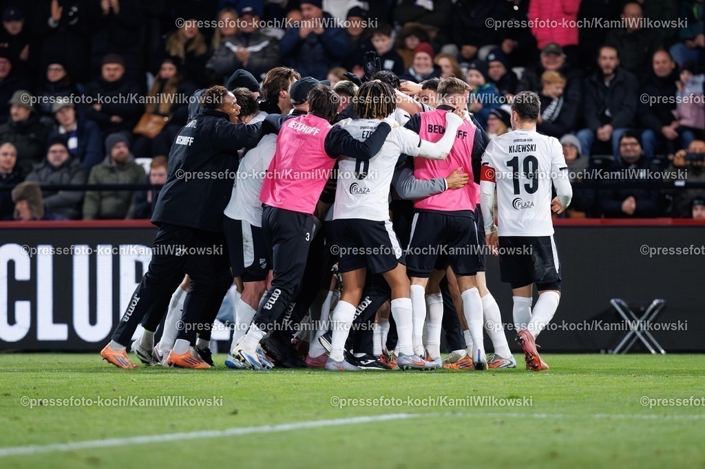 xKWIx30112501054 | 30.11.2025, xkwix, Fußball, 3. Liga, SSC Verl - VfL Osnabrück, Sportclub Arena: Torjubel nach dem Tor zum 3:1 durch Jonas Arweiler (SC Verl #9)Photo:xKamilxWilkowskixPressefotoKochx