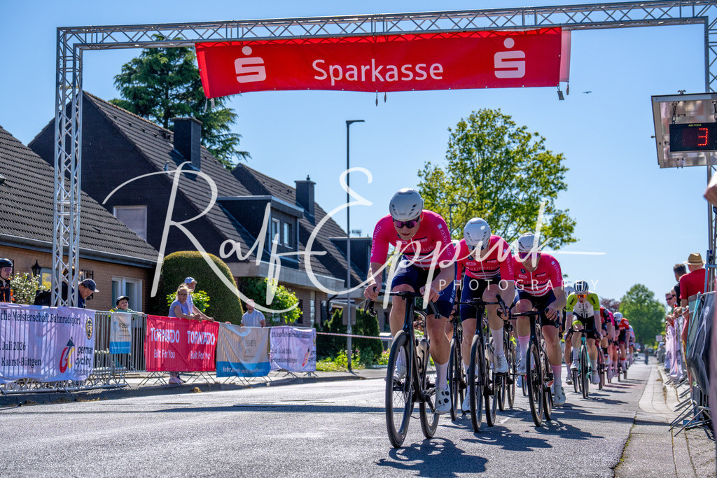 Spurt in den Mai 2026 - Großer Preis der Sparkasse Neuss | Annual one-day road cycling race "Großer Preis der Sparkasse Neuss" held in Büttgen, Germany, organized by VfR Büttgen 1912 e.V. The event features multiple races across all age categories from U11 youth to Elite men. - Realisiert mit Pictrs.com