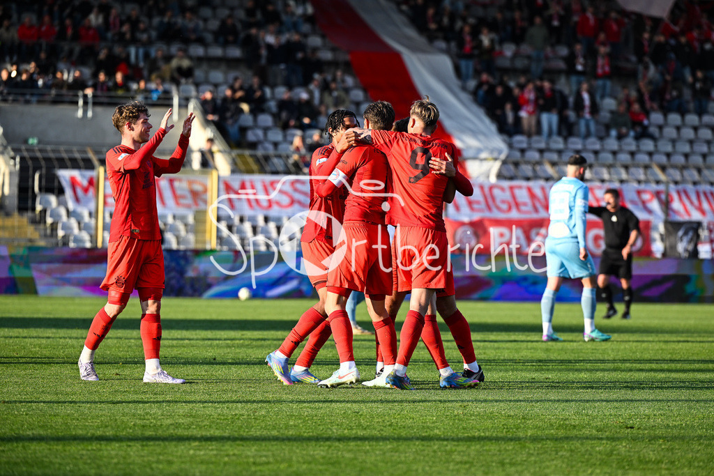 FC Bayern Amateure - Türkgücü München | Jubel der Bayern Amateure nach dem Treffer zum 2-0 durch Luca DENK (FC Bayern München II #6) / Tor / Torschuetze / Freude / Happy / Regionalliga Bayern: FC Bayern Muenchen II - Tuerkguecue Muenchen, Gruenwalder Stadion am 09.05.2025