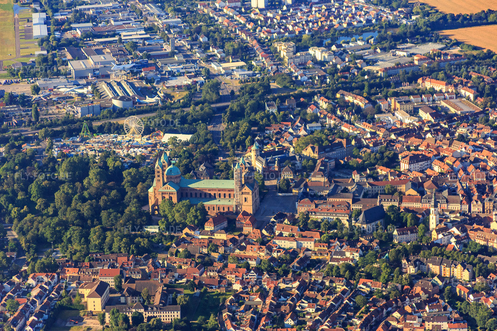 Luftbild: Dom zu Speyer aus Norden in Speyer im Bundesland Rheinland-Pfalz in Deutschland. – Foto: IMG_091700.jpg vom 10.07.2016 durch Werner Riehm/FLY-FOTO.de – Auflösung des Originals: 5472 x 3648 px – Dom zu Speyer