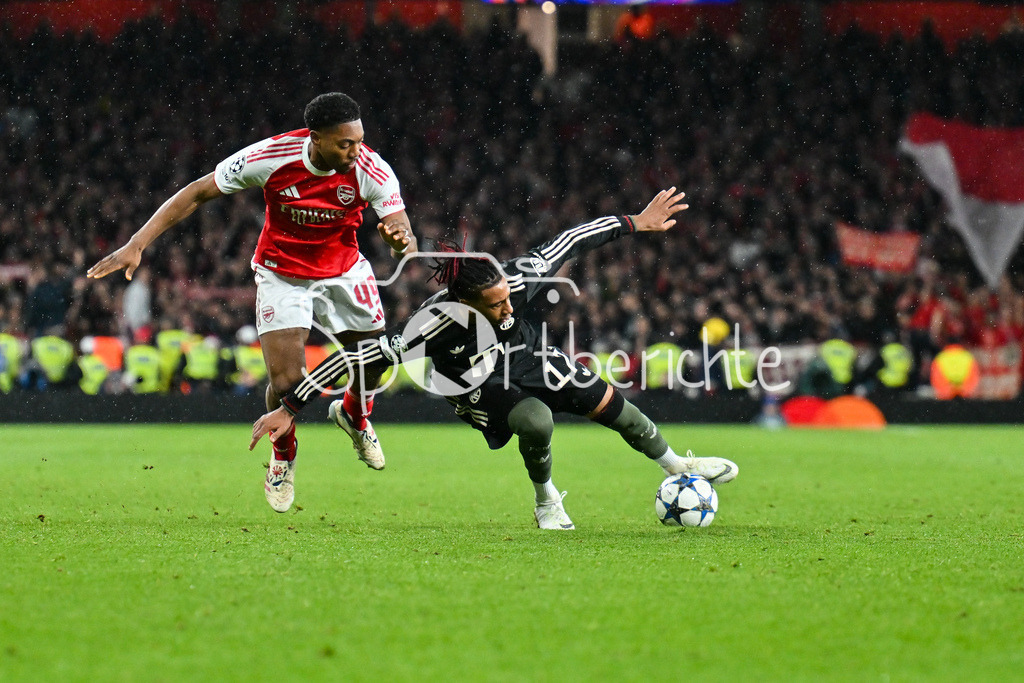 Arsenal FC - FC Bayern München | LONDON, ENGLAND - 26. NOVEMBER: im Duell Myles LEWIS-SKELLY (Arsenal FC 49) und Michael OLISE (FC Bayern Munich 17) beim Ligaspiel zwischen Arsenal London und dem FC Bayern München am 5. Spieltag der UEFA Champions League im Emirates Stadium am 26.11.2025