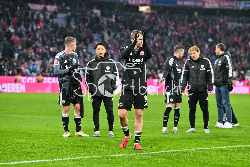 FC Bayern München - Eintracht Frankfurt | MUNICH, GERMANY - 21. FEBRUARY: die Spieler der Frankfurter bedanken sich bei den mitgereisten Fans in der Arena nach dem Bundesligamatch zwischen dem FC Bayern München und der SG Eintracht Frankfurt am 23. Spieltag in der Allianz Arena / DFL REGULATIONS PROHIBIT ANY USE OF PHOTOGRAPHS AS IMAGE SEQUENCES AND/OR QUASI-VIDEO / Jonathan BURKHARDT (Eintracht Frankfurt 9), Mario GÖTZE (Eintracht Frankfurt 27)