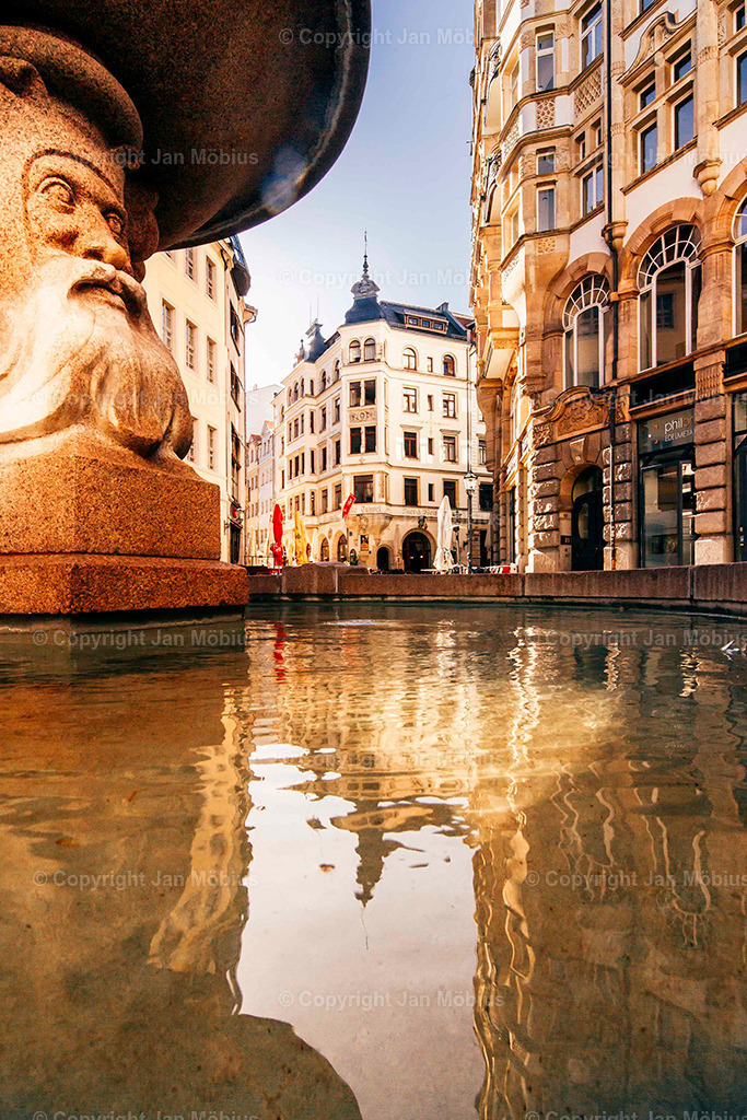 Barfußgäßchen | Das Barfußgäßchen ist eine der charmantesten Ecken Leipzigs – verwinkelte Gassen, historisches Flair, pulsierendes Leben. Als Fotograf fange ich diese besondere Atmosphäre in authentischen Momentaufnahmen ein. - Realisiert mit Pictrs.com