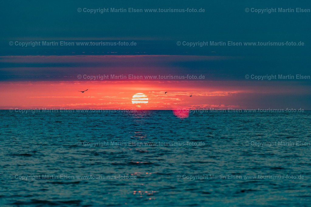 Helgoland Sonnenuntergang_ELS_8354030818 | Helgoland - Aufnahmedatum: 03.08.2018, Aufnahmehöhe:  m, Koordinaten:  - , Bildgröße: 8060 x  5373 Pixel - Copyright 2018 by Martin Elsen, Kontakt: Tel.: +49 157 74581206, E-Mail: info@schoenes-foto.deSchlagwörter:Schleswig-Holstein,Landkreis Pinneberg,Düne,Hochseeinsel,Börteboote,Meer,Küste,Halunder,Oberland,Unterland,Strand,Seehunde,Robben,Lange Anna,Felsen,Roter Felsen,Luftbild,Luftbilder,Bastölpel - Realisiert mit Pictrs.com