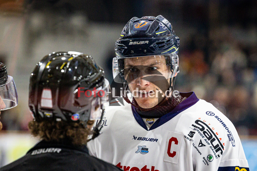 TSV Peißenberg MINERS gegen VfE Ulm/Neu Ulm DEVILS | Eishockey Bayernliga Herren Vorrunde 2024/25, TSV Peißenberg MINERS gegen VfE Ulm/Neu Ulm DEVILS, 20250105,Simon KLINGLER (DEVILS 67) spricht mit Schiedsrichter,2025-01-05 in Peißenberg (Eisstadion Peißenberg)Simon KLINGLER (DEVILS 67)Copyright: WolfgangxLindner foto-lindner.de