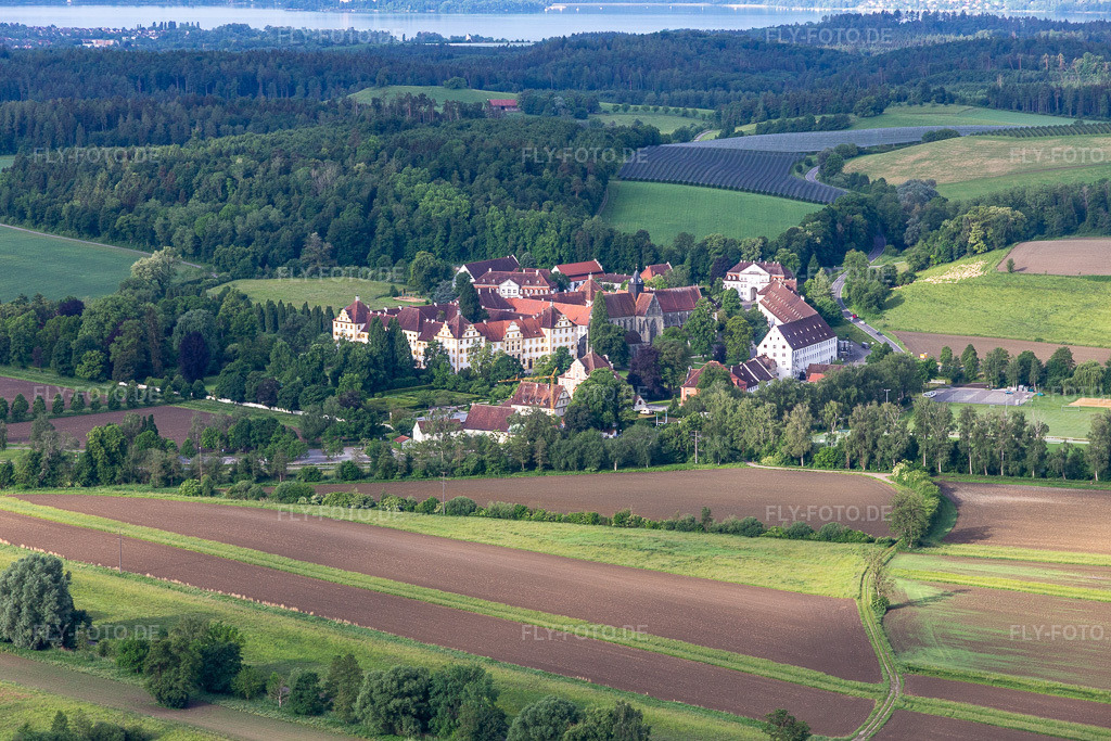 Luftbild: Kloster, Schule und Schloss Salem im Ortsteil Stefansfeld in Salem im Bundesland Baden-Württemberg in Deutschland. – Foto: IMG_132033.jpg vom 26.05.2022 durch Werner Riehm/FLY-FOTO.de – Auflösung des Originals: 5371 x 3581 px – Kloster und Schloss Salem – Schule Schloss Salem | Plus est en vous!