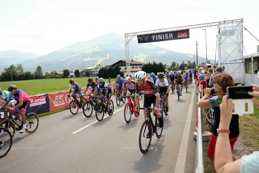 504_20230817_Bewerb_Maenner_Muehlanger | AUT - OESTERREICH, 2023-08-16: SPORT RENNRAD-FAHREN - 55. INTERNATIONALER RADWELTPOKAL IN ST. JOHANN IN TIROL  - Vintage-Radrennen mit WM-Bronze-Medaillen-Siegerin Christina Schweinberger, den Teilnehmer und Alexander Baumann (vom Orginastions-Team) - TAG 2 BEWERB MAENNER IN SECHS GRUPPEN  ; Foto: Roland Muehlanger