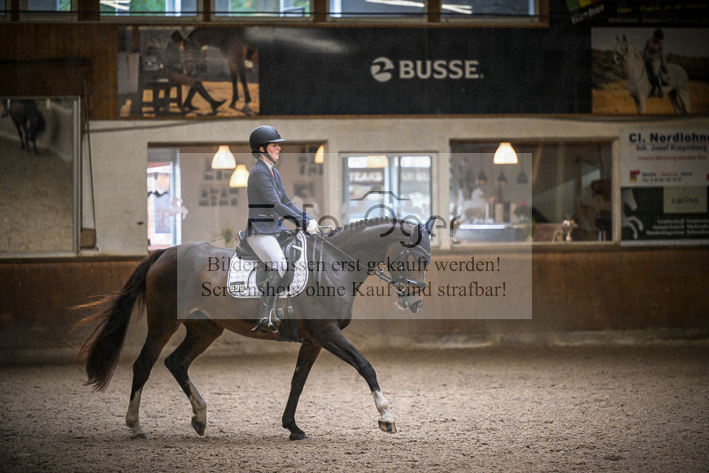 DOS_0242 | Entdecke hochwertige Reitturnierfotos von Foto Oger. Professionell, emotional und authentisch – jetzt Lieblingsmomente im Shop bestellen.Deutschlandweite Turnierfotografie. - Realisiert mit Pictrs.com