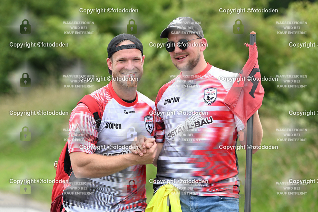 DSC_2016 | Sören Rothenburg (links) Martin Siebolds als Bahnanweiser und erstes Gratulant 
