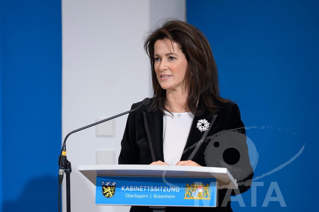 _DW05001 | Bayerns Landwirtschaftsministerin Michaela Kaniber (CSU)  Pressekonferenz im Lokschuppen. Rosenheim, 02.12.2025 Bayern Deutschland - Realisiert mit Pictrs.com