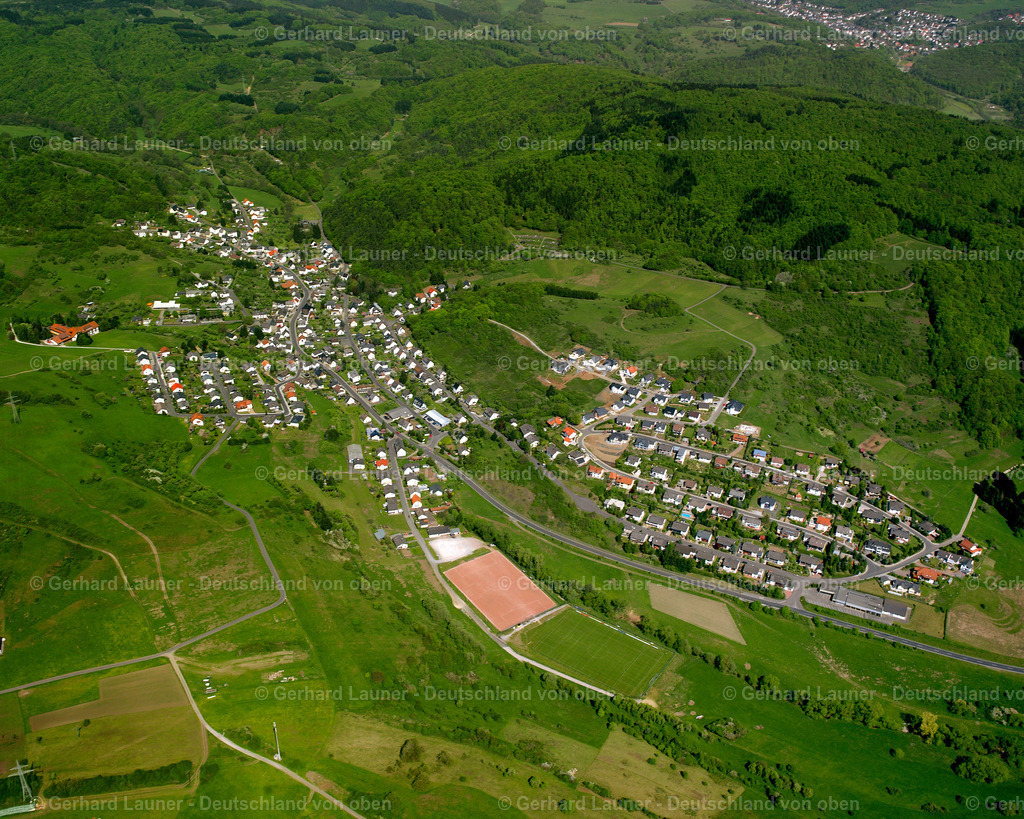 2610050 | MEDENBACH 09.06.2006 Ortsansicht am Rande von landwirtschaftlichen Feldern und Nutzflächen  in Medenbach im Bundesland Hessen, Deutschland // Village view on the edge of agricultural fields and land  in Medenbach in the state Hesse, Germany Foto: Gerhard Launer