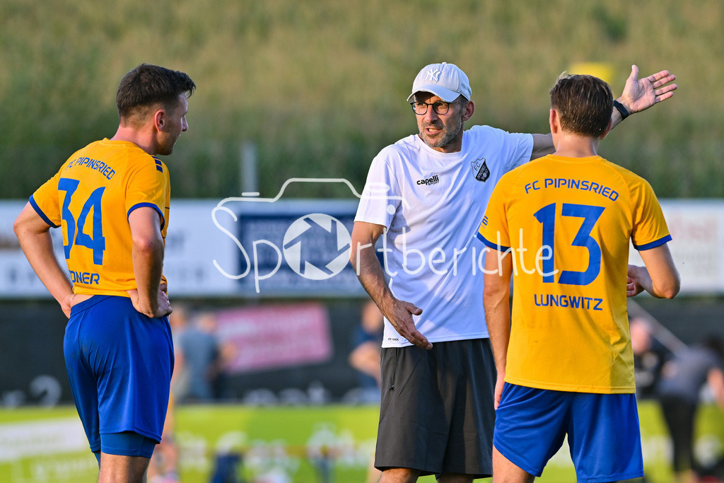 FC Pipinsried - SV Wacker Burghausen | v. l. Jonas LINDNER (FC Pipinsried 34), Josef STEINBERGER Trainer FC Pipinsried und Alexander LUNGWITZ (FC Pipinsried 13) / Landespokal Bayern: FC Pipinsried - SV Wacker Burghausen; Küchenstadel-Arena am 26.08.2025