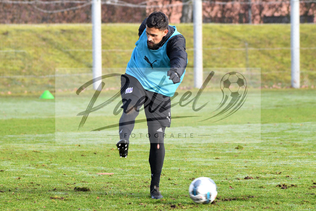 20200126_TRAOSN_0045 | Fußball, Herren: Marcos Alvarez (VfL Osnabrück) in Aktion, am Ball, Einzelaktion beim Training des VfL Osnabrück am 26.01.2020 im Sportpark Illoshöhe in Osnabrück, Deutschland.(Foto von Nico Paetzel) - Realisiert mit Pictrs.com