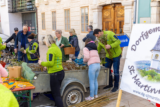 Palmbuschenbinden am Wochenmarkt mit der DG St. Martin | Bildershop von pixelworld.at - Realisiert mit Pictrs.com