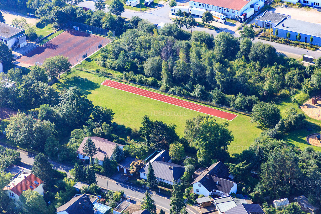 Luftbild: Pumptrack Erlangen Frauenaurach und Aschebahn der Grundschule Frauenaurach im Ortsteil Frauenaurach in Erlangen im Bundesland Bayern in Deutschland.Foto: IMG_092710.jpg vom 07.08.2016 durch Werner Riehm/FLY-FOTO.deVolksschule Erlangen-Frauenaurach 