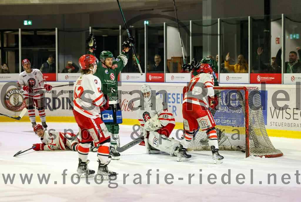 2023-10-20_160_TSV_Erding_gegen_EHC_Klostersee | Erding, Deutschland, 20.10.2023:.Eishockey, Bayernliga Vorrunde 2023 / 2024, 2. Spieltag, TSV Erding gegen EHC Klostersee, Endergebnis: 7:2..Elias Maier (Erding Gladiators, #15), Torwart Philipp Hähl (EHC Klostersee, #3), Sebastian Sterr (EHC Klostersee, #97)..Foto: Christian Riedel / fotografie-riedel.net