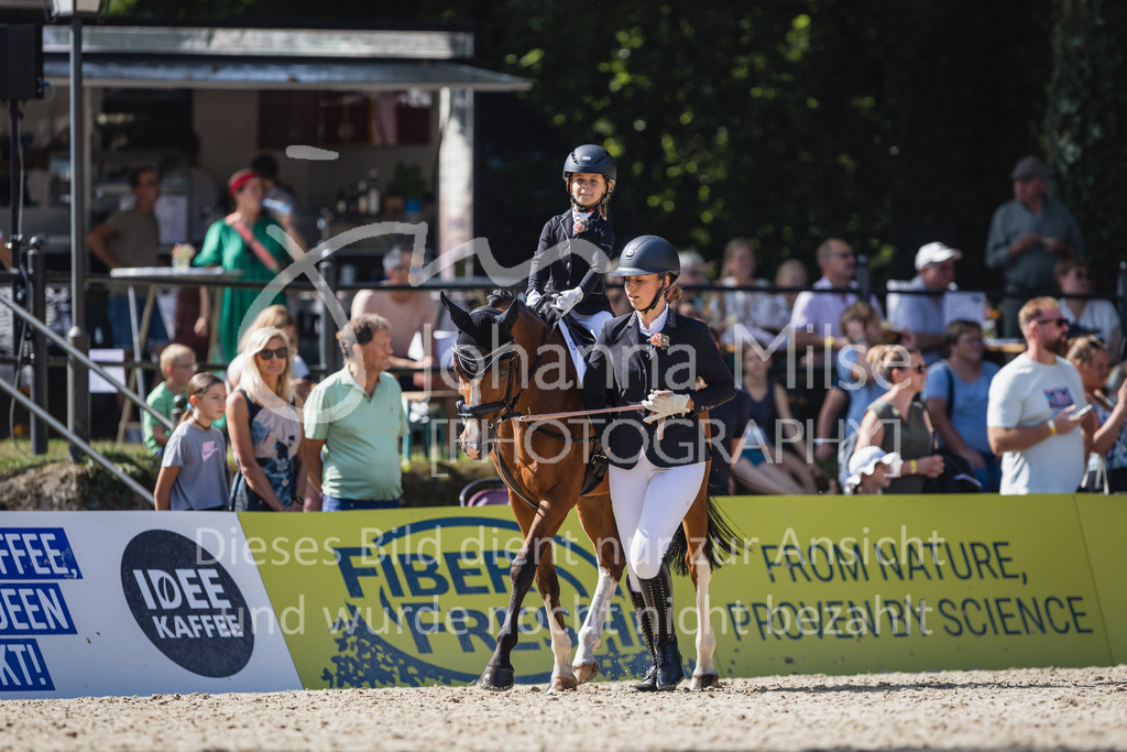 230910_OWLCh_Führzügel-123 | Deine schönsten Turniermomente als professionelle Fotos! Entdecke hochwertige Pferdesport-Fotografie im Online-Shop. Jetzt Fotos finden & bestellen!