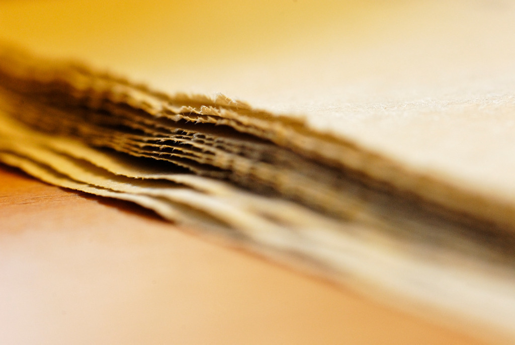 Zeitung auf Tisch | Austria - September 05, 2010: Makroaufnahme einer Zeitung auf dem Tisch. - Realisiert mit Pictrs.com