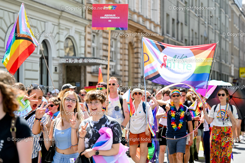 Linzpride 2024_ 06.07.2024-108 | 06.07.2024, Linz, AUT, Linzpride 2024, im Bild Teilnehmer an der Linz Pride 2024