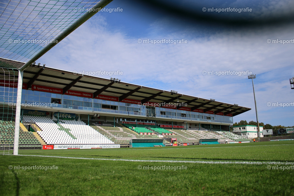 Fußball I Herren I Saison 2025/2026 I Regionalliga Nord I 10. Spieltag I VfB Lübeck - FSV Schöningen | Stadion an der Lohmühle, VfB Lübeck, Symbolfoto, Tor, Tribüne, Lübeck, Regionalliga Nord, Regionalliga, Fußball - Realisiert mit Pictrs.com