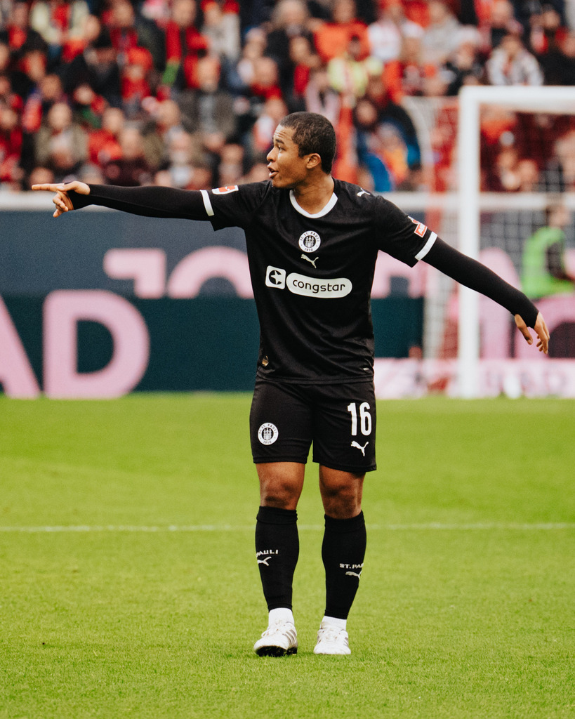 FCS09946 | Der offizielle Shop für FC St. Pauli Fotos. Wähle aus Spielszenen & Fanmomenten dein FCSP Wunschformat. Wir liefern Millerntor-Atmosphäre.