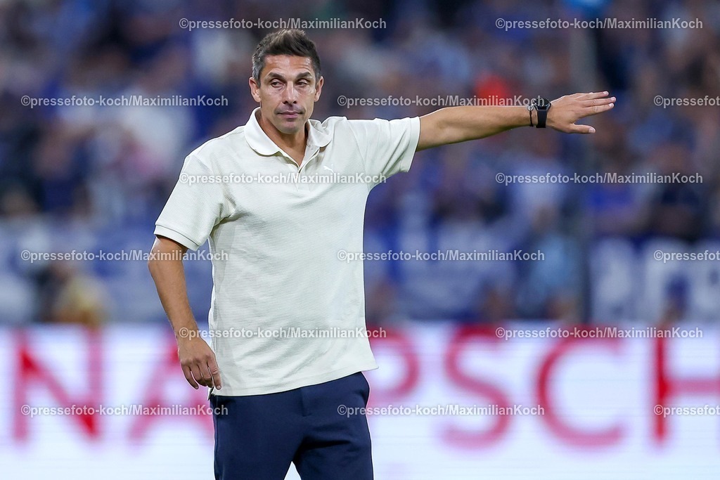 S0413092501109 | 13.09.2025, Fußball, FC Schalke 04 - Holstein Kiel, 5.Spieltag, 2. Fußball Bundesliga, Veltins-Arena Gelsenkirchen, Saison 2025 2026: Cheftrainer Marcel Rapp (Holstein Kiel)  gestikulierend am Spielfeldrand DFB regulations prohibit any use of photographs as image sequences and or quasi-video.