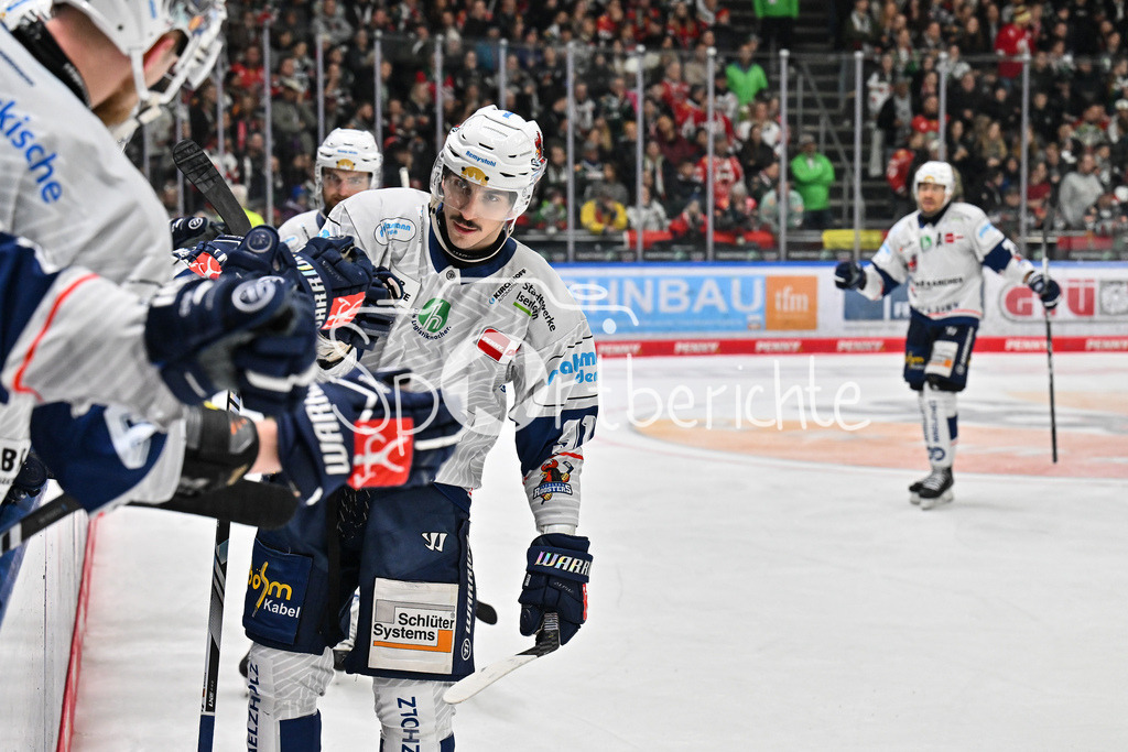 Augsburger Panther - Iserlohn Roosters | Jubel der Gaeste nach dem Treffer zum 1-4 durch Michael DAL COLLE (Iserlohn Roosters 91) / Tor / Torschuetze / Freude / Happy / DEL: Augsburger Panther - Iserlohn Roosters, Curt Frenzel Stadion am 17.11.2024
