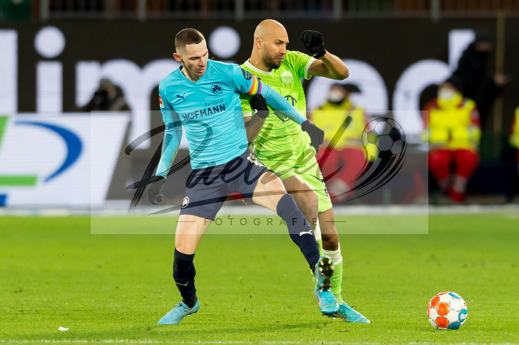WOBFUE20220206_045 | Fussball, Herren: Branimir Hrgota (SpVgg Greuther Fuerth) und John Anthony Brooks (VfL Wolfsburg) im Zweikampf bei dem Spiel der 1. Bundesliga zwischen VfL Wolfsburg und SpVgg Greuther Fuerth in der Volkswagen Arena am 06.02.2022 in Wolfsburg, Deutschland.DFB / DFL REGULATIONS PROHIBIT ANY USE OF PHOTOGRAPHS AS IMAGE SEQUENCES AND/OR QUASI-VIDEO. - Realisiert mit Pictrs.com