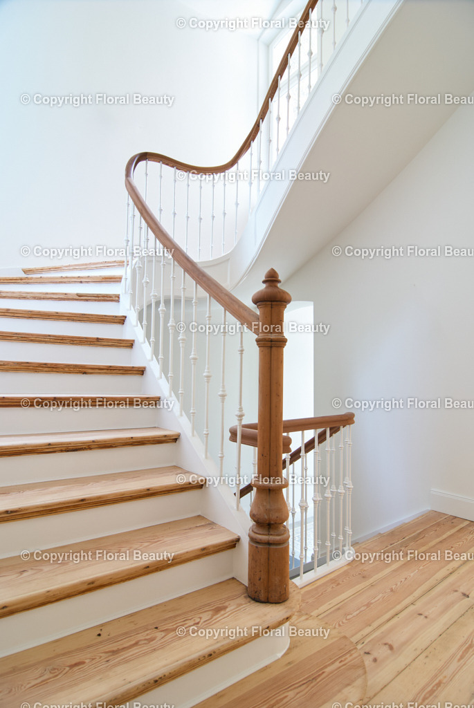 Altbauhaus nach Renovierung | renoviertes Altbautreppenhaus - Realisiert mit Pictrs.com