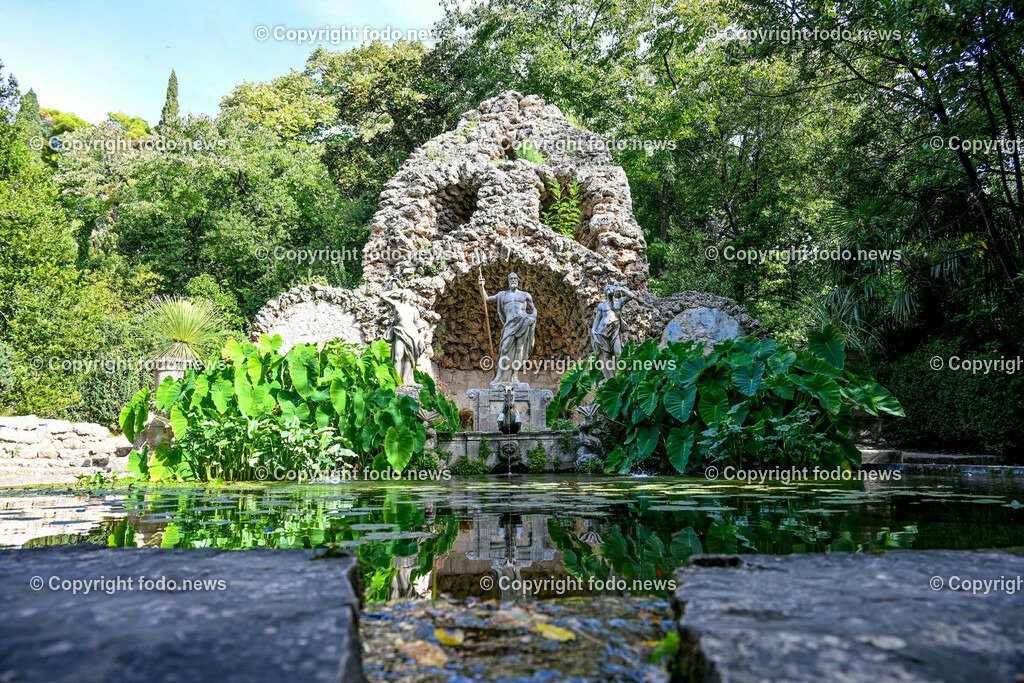 Arboretum von Trsteno_ Kroatien_ 11.10.2023-27 | 11.10.2023, Kroatien, HRV, Trsteno im Bild Arboretum, Trsteno, Hafen, Pflanzen, Brunnen, Neptunbrunnen, Wege, Palmen, Eukalyptus, Lorbeer, Kakteen, Zitrus, Oliven, Filmkulisse Game of Thrones

Das Arboretum von Trsteno befindet sich etwa 18 Kilometer nordwestlich der Stadt Dubrovnik im Sueden Kroatiens. Als einziges Arboretum an der oestlichen Adria-Kueste stellt es die aelteste Sammlung exotischer Baeume und Pflanzen des Landes dar.
Die Gartenanlage befindet sich entlang der Kuestenstraße zwischen den Ortschaften Orašac und Slano.
Quelle: Wikipedia
