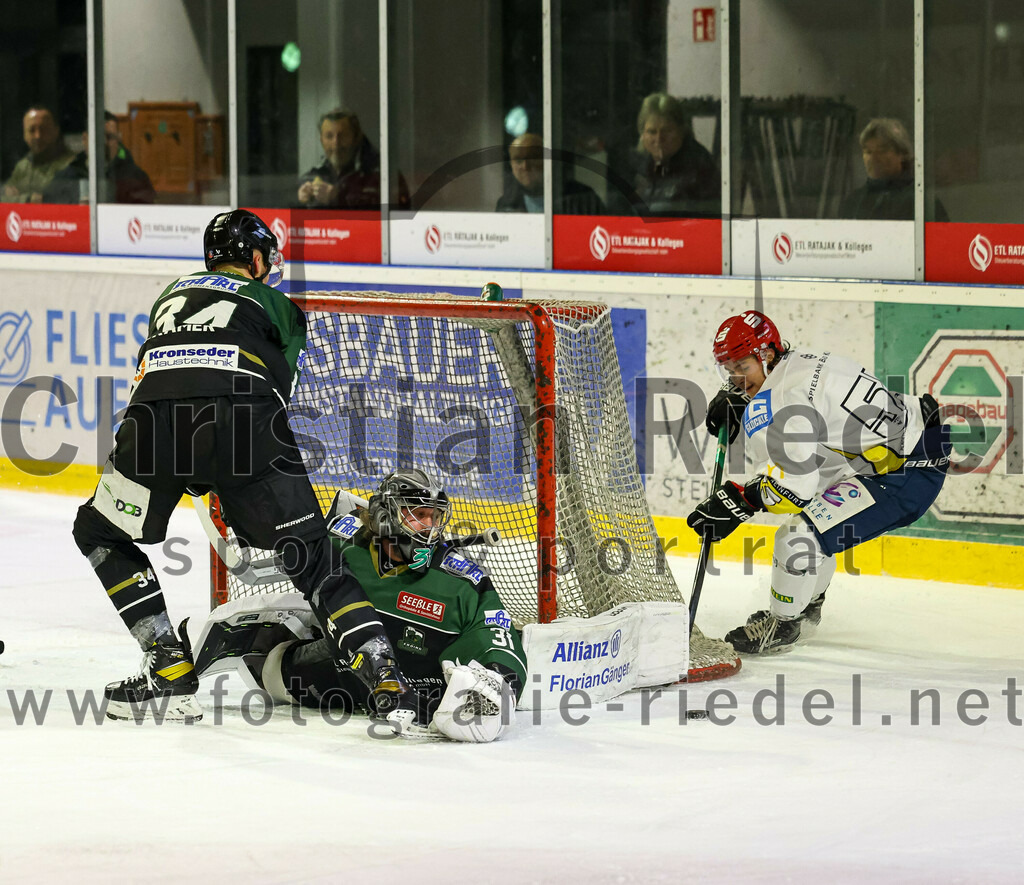 2023-01-06_085_TSV_Erding_gegen_ERV_Schweinfurt | Erding, Deutschland, 06.01.2023:
Eishockey, Bayernliga 2022 / 2023, 26. Spieltag, TSV Erding gegen ERV Schweinfurt, Endergebnis: 7:3

Bastian Cramer (Erding Gladiators, #34), Torwart Christoph Schedlbauer (Erding Gladiators, #31), Leon Hartl (ERV Schweinfurt, #55)

Foto: Christian Riedel / fotografie-riedel.net