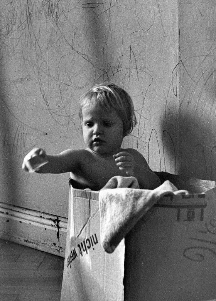 006-1970-101 | Szene aus einem von Studenten gegründeten Kinderladen in Kiel 1970. Die Kinderläden, die um 1970 flächendeckend in Westdeutschland existierten, waren ein Ergebnis der 68er-Bewegung mit ihrer Forderung nach antiautoritärer Erziehung. - Realisiert mit Pictrs.com