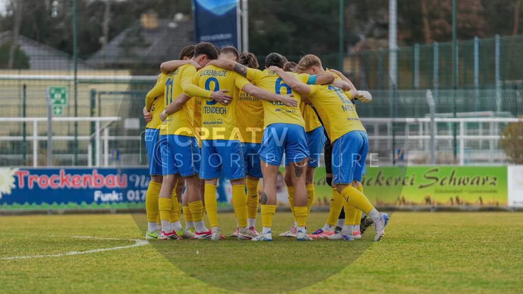Fußball, Herren, Saison 2025/2026, Regionalliga Nordost, 26. Spieltag, FSV 63 Luckenwalde vs. Greifswalder FC, Samstag 14.03.2026, Werner-Seelenbinder-Stadion Luckenwalde, | Fußball, Herren, Saison 2025/2026, Regionalliga Nordost, 26. Spieltag, FSV 63 Luckenwalde vs. Greifswalder FC, Samstag 14.03.2026, Werner-Seelenbinder-Stadion Luckenwalde, Im Bild: Der Mannschaftskreis des FSV 63 Luckenwalde. - Realisiert mit Pictrs.com