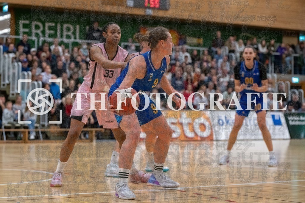 GER, Eisvoegel USC Freiburg - Alba Berlin, Basketball, Toyota Damen Basketball Bundesliga, 6. Spieltag, Saison 2022/2023, 12.11.2022 | Am Ball Laina Snyder (Alba Berlin Frauen, #09), dahinter Christa Reed (USC Eisvoegel Freiburg, #33)

GER, Eisvoegel USC Freiburg - Alba Berlin, Basketball, Toyota Damen Basketball Bundesliga, 6. Spieltag, Saison 2022/2023, 12.11.2022

Foto: THF Sport/Thomas Heß