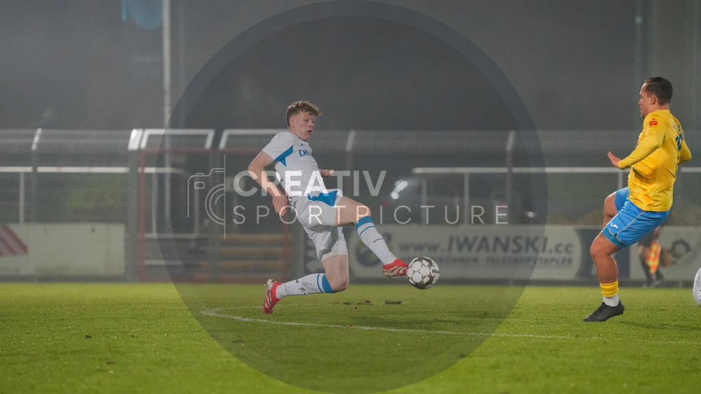 Fußball, Herren, Saison 2025/2026, Regionalliga Nordost, 15. Spieltag, FSV 63 Luckenwalde vs. Hertha BSC II, Freitag 07.11.2025, Werner-Seelenbinder-Stadion Luckenwalde, | Fußball, Herren, Saison 2025/2026, Regionalliga Nordost, 15. Spieltag, FSV 63 Luckenwalde vs. Hertha BSC II, Freitag 07.11.2025, Werner-Seelenbinder-Stadion Luckenwalde, Im Bild: Mathis Bruns (Hertha) - Realisiert mit Pictrs.com